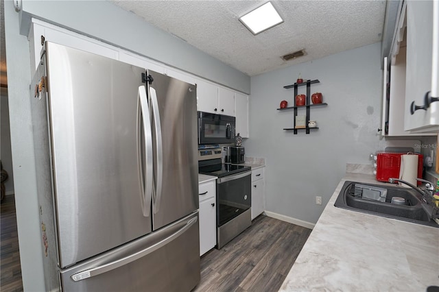 881 Cedar Cir, Tavares, FL 32778 - kitchen featuring appliances with stainless steel finishes, a sink, dark wood finished floors, light countertops, and a textured ceiling