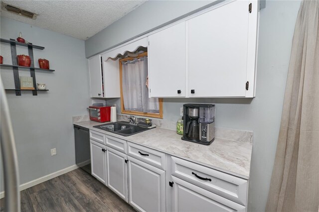 881 Cedar Cir, Tavares, FL 32778 - kitchen with a sink, dishwashing machine, light countertops, white cabinetry, and a textured ceiling