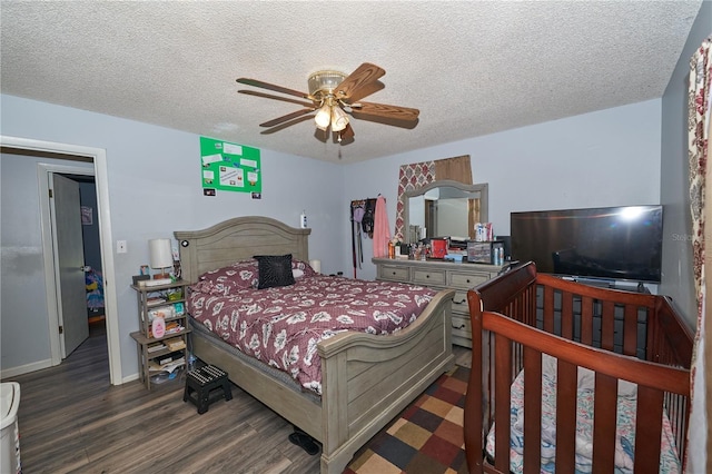 881 Cedar Cir, Tavares, FL 32778 - bedroom with wood finished floors, a textured ceiling, ceiling fan, and baseboards