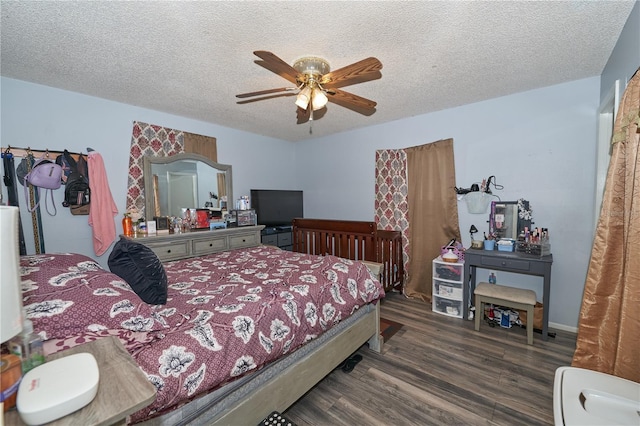 881 Cedar Cir, Tavares, FL 32778 - bedroom with wood finished floors, a textured ceiling, and ceiling fan