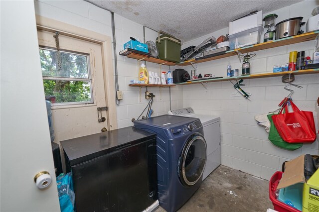 881 Cedar Cir, Tavares, FL 32778 - laundry area with washer and dryer and a textured ceiling