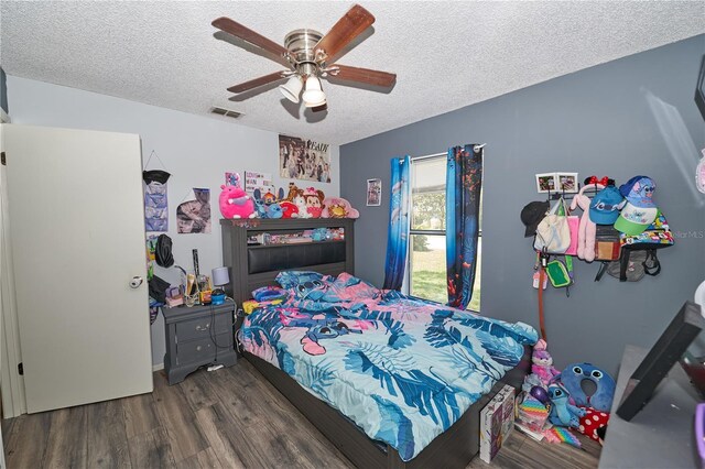 881 Cedar Cir, Tavares, FL 32778 - bedroom with wood finished floors, a textured ceiling, and a ceiling fan