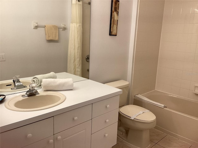 2305 Butterfly Palm Way Unit 304, Kissimmee, FL 34747 - bathroom featuring toilet, vanity, and shower / bath combination with curtain