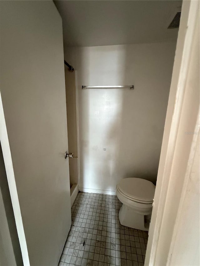 914 SW 8th Ave Unit 14, Gainesville, FL 32601 - bathroom featuring toilet, tile patterned flooring, baseboards, and a shower