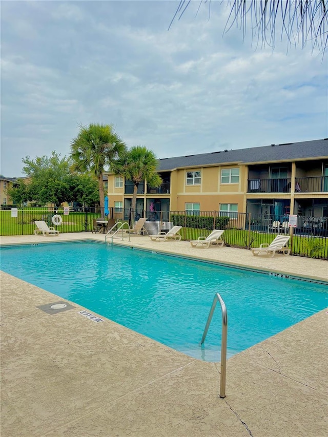 9918 Turf Way Unit 5, Orlando, FL 32837 - community pool with a patio