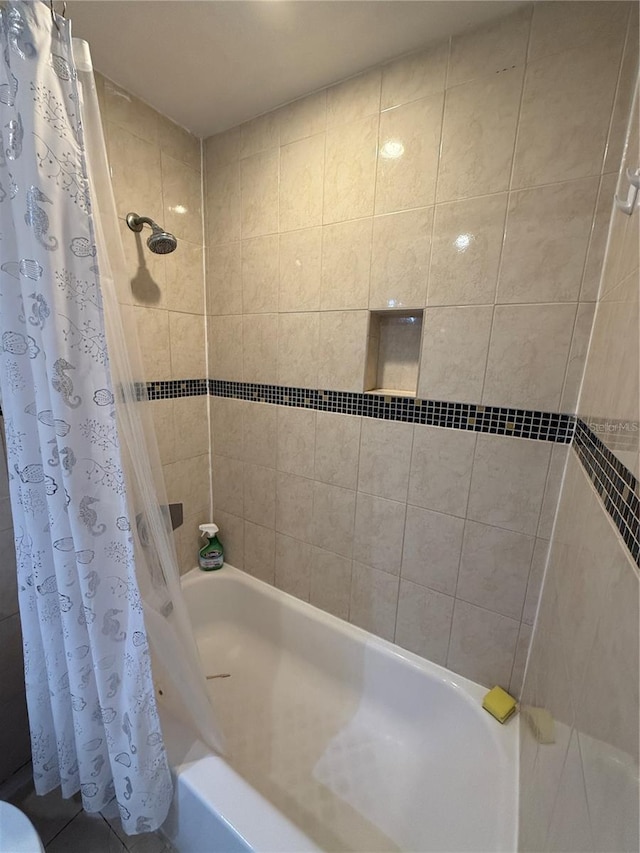 4756 Walden Cir Unit 21, Orlando, FL 32811 - bathroom featuring shower / tub combo with curtain