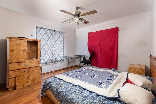 4933 Round Lake Rd, Apopka, FL 32712 - bedroom with wood finished floors, ceiling fan, and a textured ceiling