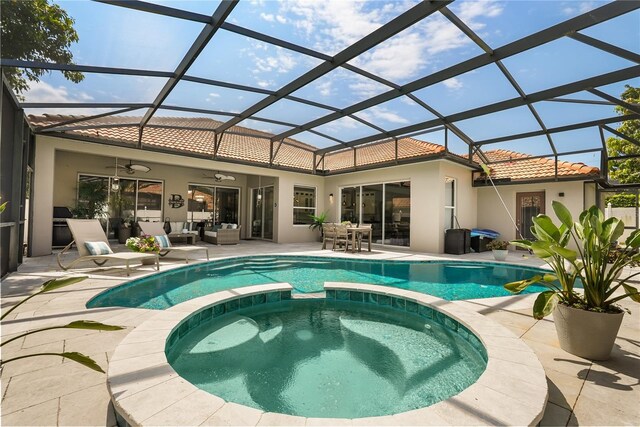 6426 Montclair Bluff Ln, Windermere, FL 34786 - view of swimming pool featuring a pool with connected hot tub, a ceiling fan, an outdoor hangout area, a patio area, and outdoor dining area