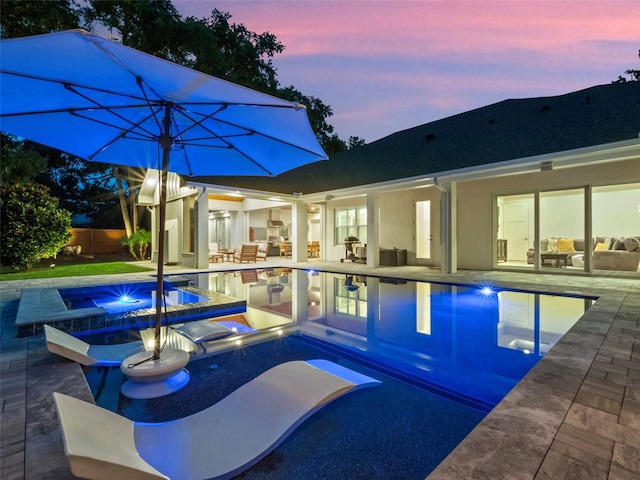 340 Lakeview Rd, Winter Garden, FL 34787 - view of swimming pool with a jacuzzi and a patio