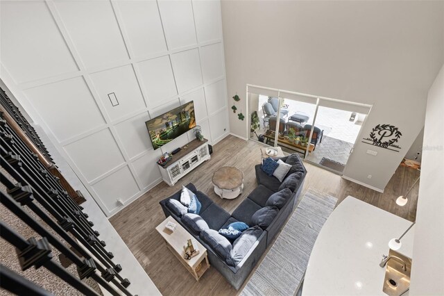 1113 Fieldstone Cir, Oviedo, FL 32765 - living room featuring a towering ceiling and wood finished floors