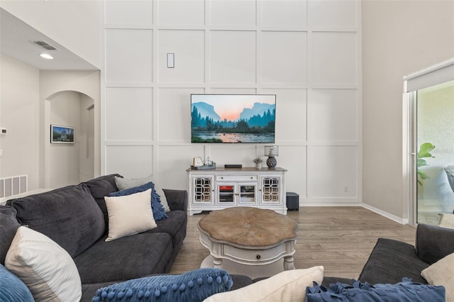 1113 Fieldstone Cir, Oviedo, FL 32765 - living area with arched walkways, wood finished floors, and a decorative wall