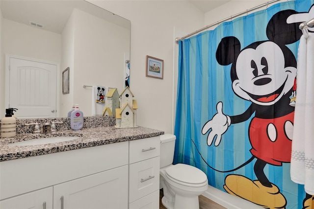 full bath with vanity, toilet, curtained shower, and wood finished floors
