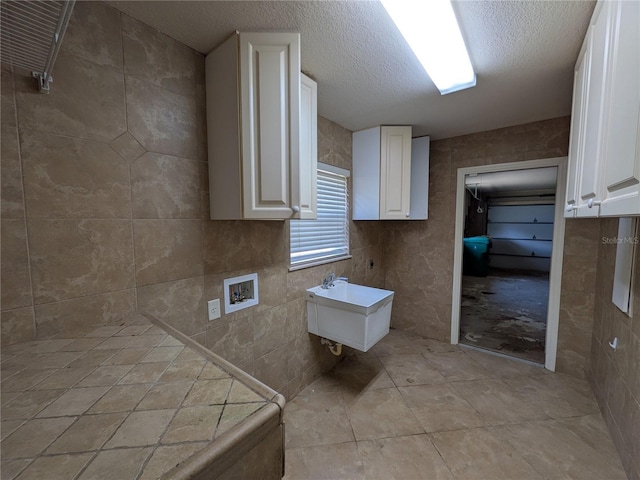 141 Angol St, Punta Gorda, FL 33983 - bathroom featuring a sink and a textured ceiling