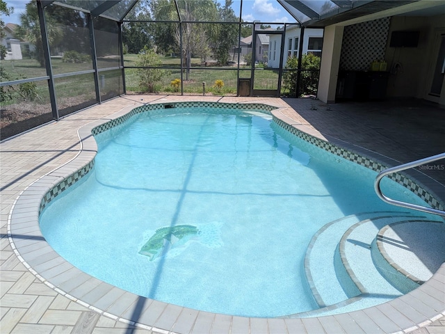 141 Angol St, Punta Gorda, FL 33983 - swimming pool featuring a patio and glass enclosure