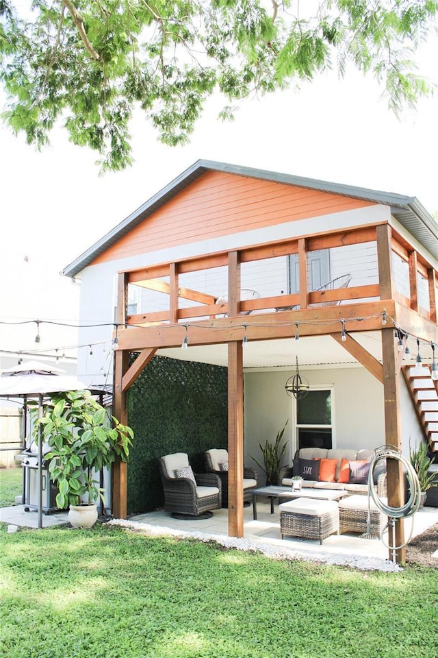 312 W Hull Ave, Oakland, FL 34760 - back of property with an outdoor hangout area, a patio area, a lawn, and a wooden deck