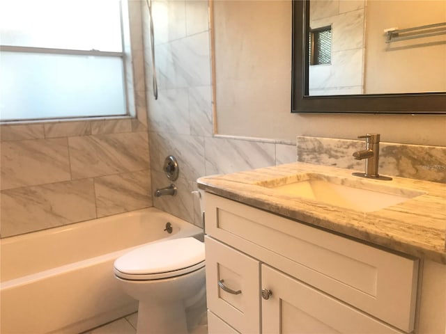 10969 Norcross Cir, Orlando, FL 32825 - bathroom featuring vanity, toilet, shower / bath combination, and tile walls