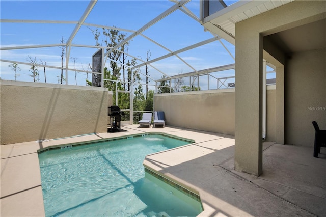 8961 Cabot Cliffs Dr, Davenport, FL 33896 - swimming pool with a patio area, a grill, and a lanai