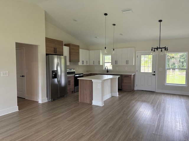 524 Marion Oaks Blvd, Ocala, FL 34473 - kitchen with appliances with stainless steel finishes, a sink, wood finished floors, a center island, and light countertops