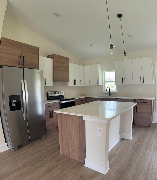 524 Marion Oaks Blvd, Ocala, FL 34473 - kitchen with appliances with stainless steel finishes, light wood-type flooring, vaulted ceiling, a kitchen island, and a sink