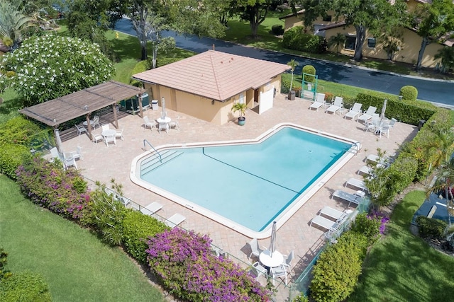 5323 Concord Way, Fort Myers, FL 33907 - community pool with a patio