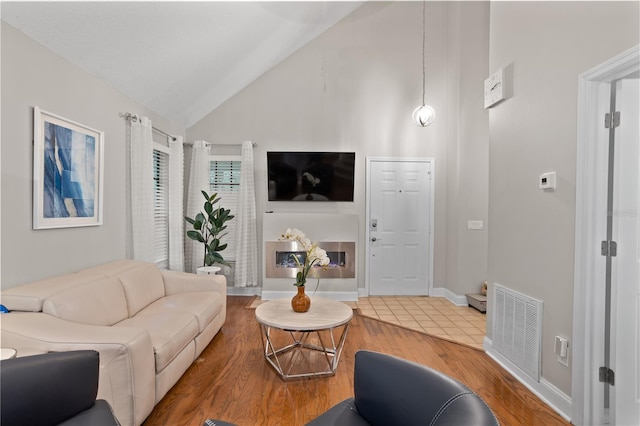 938 Southridge Trl, Altamonte Springs, FL 32714 - living room featuring wood finished floors, high vaulted ceiling, and baseboards