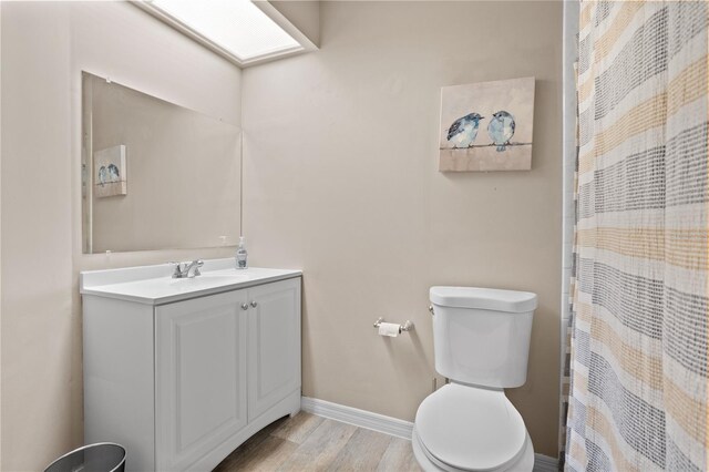 938 Southridge Trl, Altamonte Springs, FL 32714 - full bathroom featuring vanity, toilet, wood finished floors, baseboards, and curtained shower