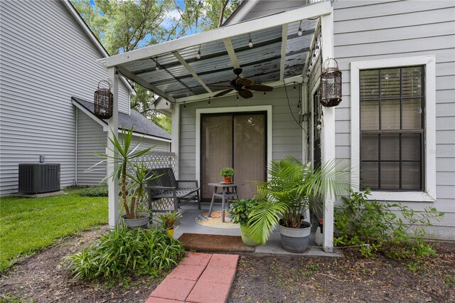 938 Southridge Trl, Altamonte Springs, FL 32714 - entrance to property with ceiling fan and central AC