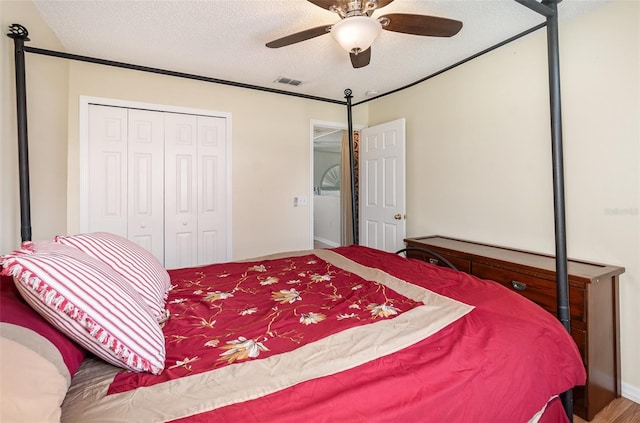 16012 Lanesboro Ct, Clermont, FL 34711 - bedroom with a closet, a ceiling fan, and a textured ceiling