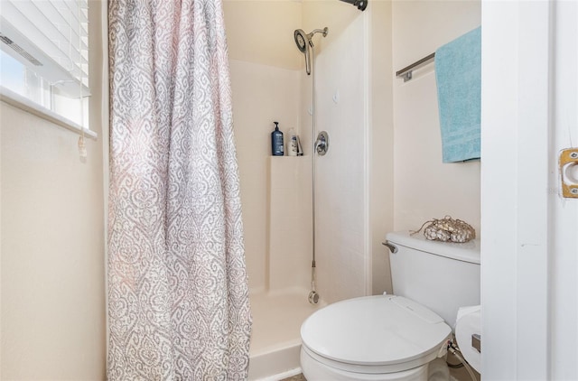 16012 Lanesboro Ct, Clermont, FL 34711 - bathroom with toilet and a shower with shower curtain
