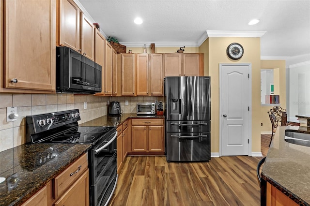 3562 Foxchase Dr, Clermont, FL 34711 - kitchen featuring black appliances, wood finished floors, crown molding, backsplash, and recessed lighting