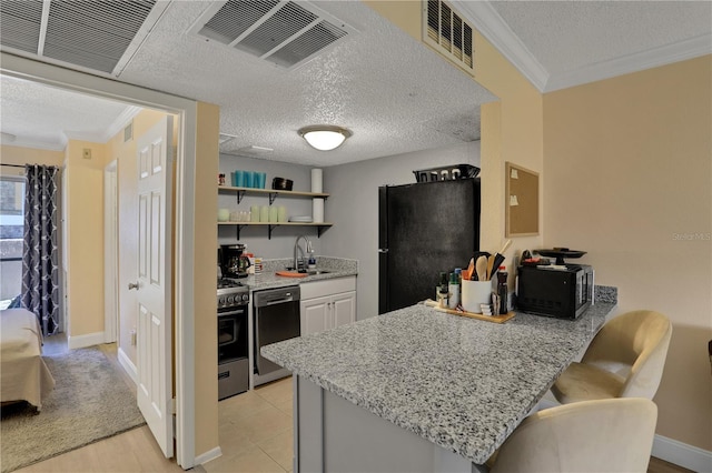 145 Oyster Bay Cir Unit 140, Altamonte Springs, FL 32701 - kitchen featuring black appliances, a sink, a peninsula, open shelves, and crown molding