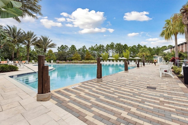 746 Longboat Dr, Davenport, FL 33896 - community pool with a patio