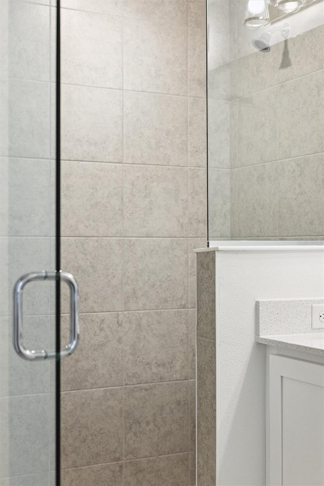 746 Longboat Dr, Davenport, FL 33896 - bathroom with tiled shower and vanity