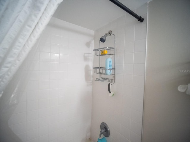 952 Courtyard Ln Unit 41, Orlando, FL 32825 - bathroom view of shower / bathtub combination with curtain
