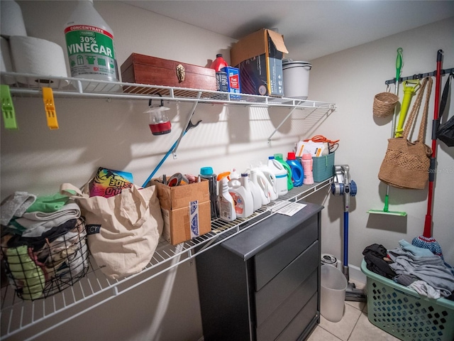 952 Courtyard Ln Unit 41, Orlando, FL 32825 - laundry room with light tile patterned floors