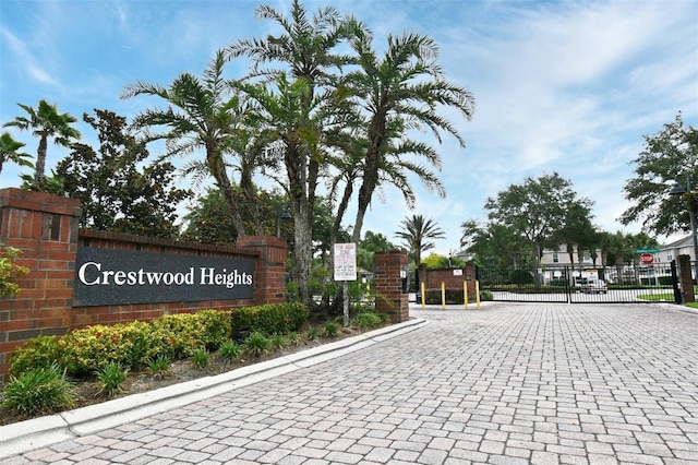 1086 Wickerwood St, Ocoee, FL 34761 - community sign with a gate