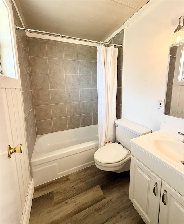10301 US Highway 27 Unit 34, Clermont, FL 34711 - full bath featuring wood finished floors, vanity, shower / bath combo, and toilet