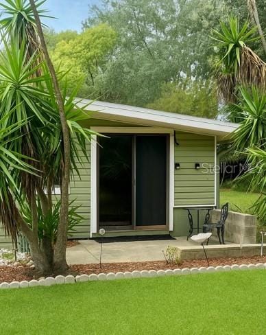 10301 US Highway 27 Unit 34, Clermont, FL 34711 - back of property with a lawn