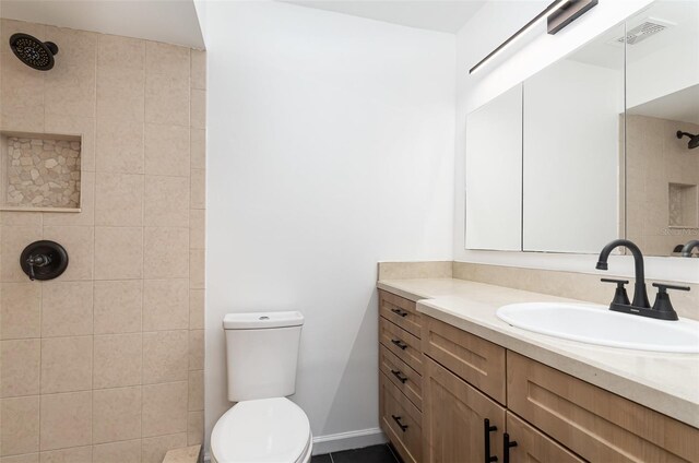 407 Ventura Dr, Sanford, FL 32773 - full bath featuring a tile shower, vanity, and toilet