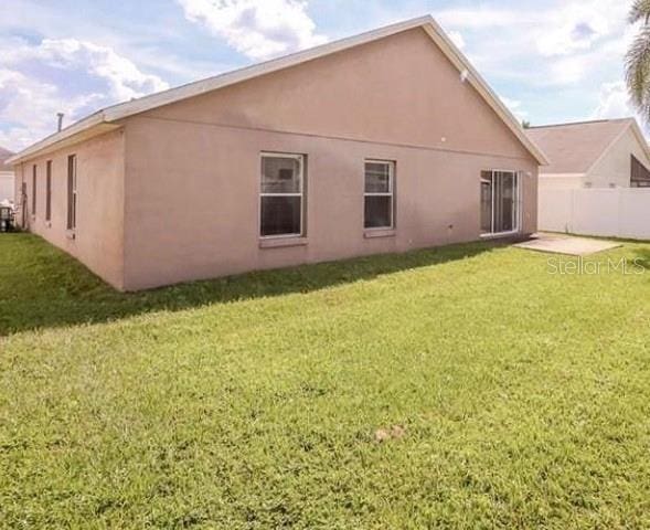 631 Lady Diana Dr, Davenport, FL 33837 - back of property with stucco siding