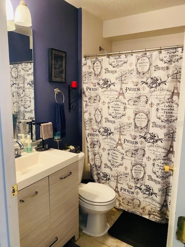 1907 Myakka Ct, Poinciana, FL 34759 - full bathroom featuring vanity, toilet, tile patterned floors, and a shower with curtain