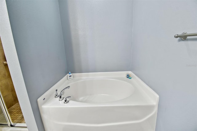 2409 Martins Run, Tavares, FL 32778 - bathroom featuring a bath