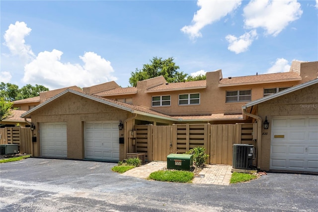 818 Park Lake Cir Unit 10, Maitland, FL 32751 - multi unit property with stucco siding, driveway, and an attached garage