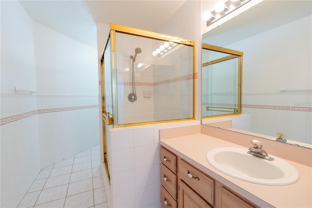 1586 Antoinette Ct, Oviedo, FL 32765 - bathroom featuring tile walls, a tile shower, vanity, a wainscoted wall, and tile patterned flooring