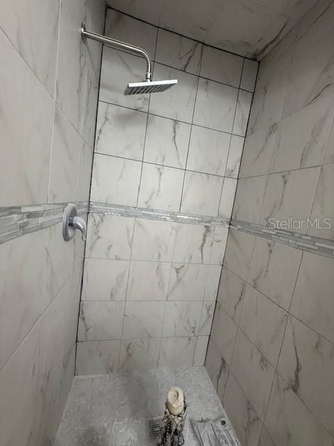 4674 Pembrook Pl Unit J 101, Orlando, FL 32811 - full bathroom featuring tiled shower