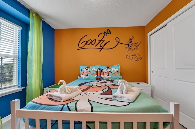 720 Gardenia Ln, Davenport, FL 33897 - bedroom featuring a textured ceiling