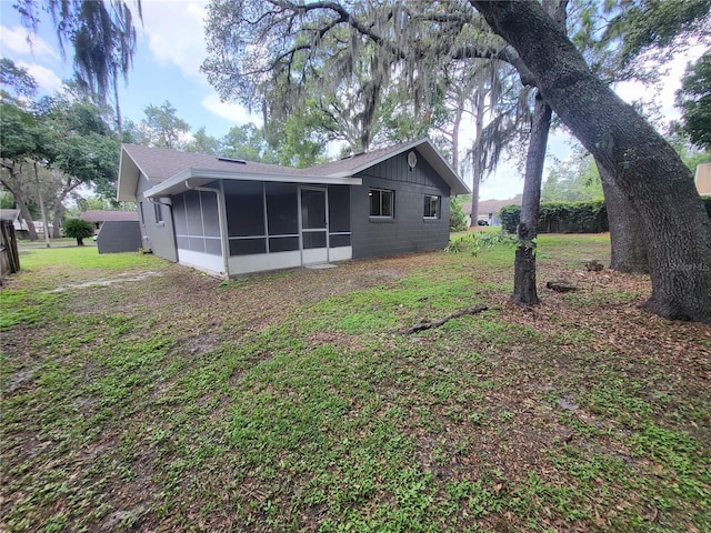 4883 Cherokee Rose Dr, Orlando, FL 32808 - back of property with a sunroom