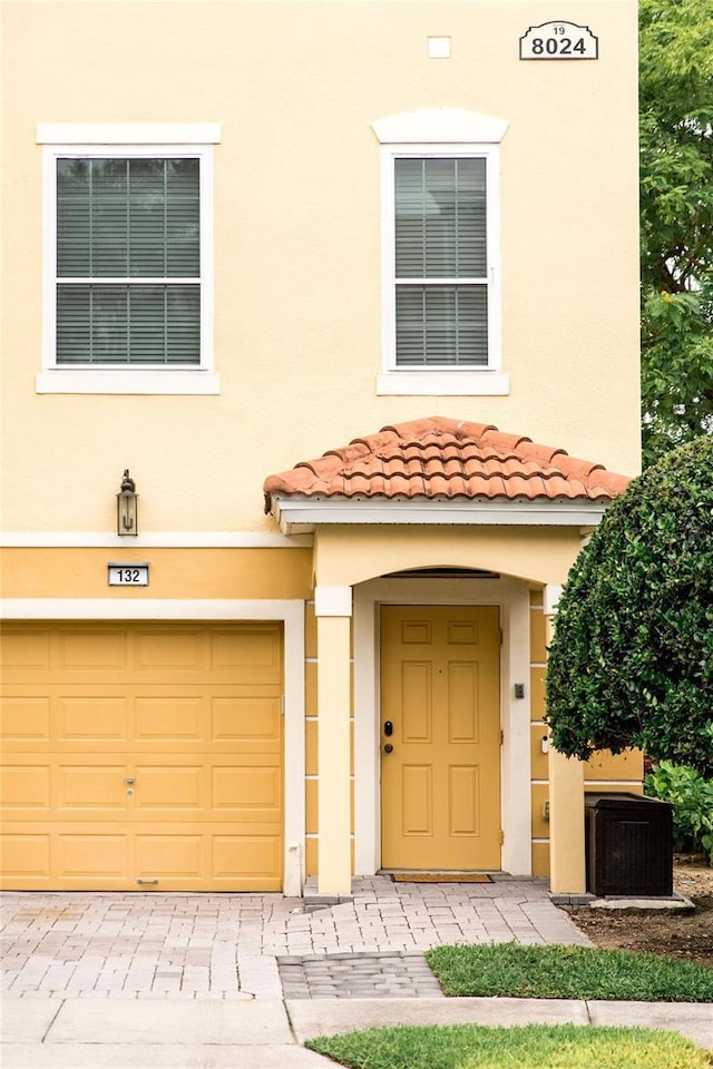 8024 Cool Breeze Dr Unit 132, Orlando, FL 32819 - view of front facade with an attached garage and stucco siding