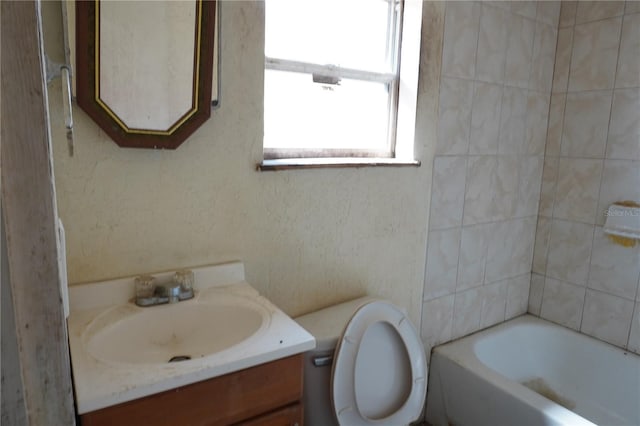 622 Booker, Lake Wales, FL 33853 - bathroom with a bathtub, vanity, and toilet