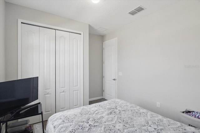 914 Fallon Hills Dr, Haines City, FL 33844 - bedroom featuring a closet and baseboards
